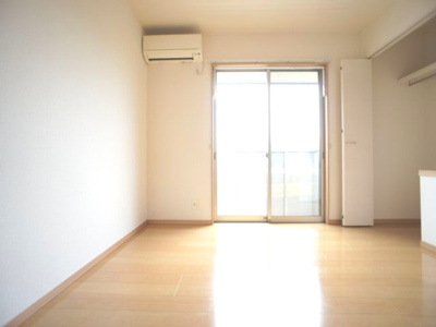 【居間・リビング】 | カーサフェリーチェ | 快適に過ごせるエアコンが付いています♪