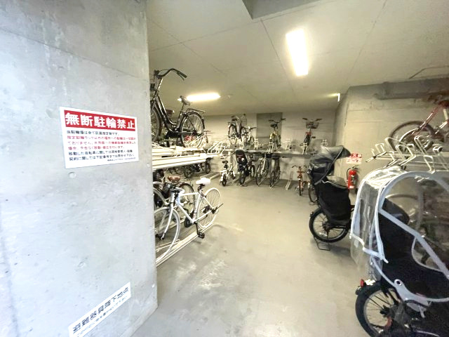 クロスレジデンス大阪新町の駐車場