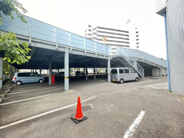 ピボットマンション池下の駐車場