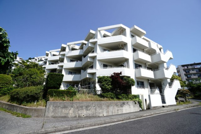 【外観】 | 【上質リノベ】鈴が峰第3住宅2号棟 | 【資料には掲載していない情報】
物件の陽当りや通風・仕様設備やお部屋の大きさの比較、
近隣・周辺環境や街並みなど、資料には掲載していない情報が
現地にはたくさんあります。是非ご確認ください。