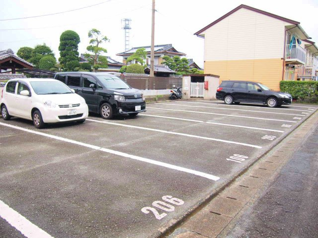 ニューファミリーハイツの駐車場|車をお持ちの方に嬉しい駐車場付きの物件です