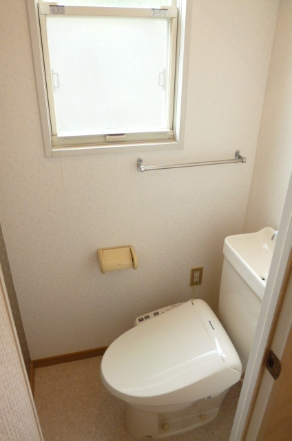 ニューファミリーハイツのトイレ|落ち着いた色調のトイレです
