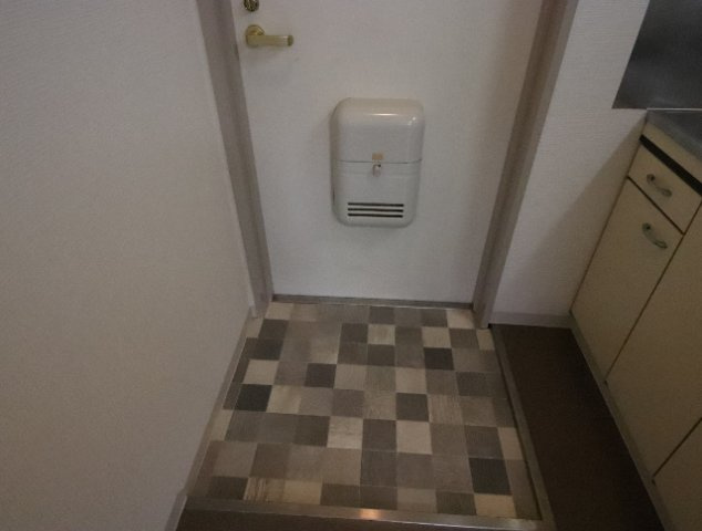 諏訪東生駒ビルの玄関