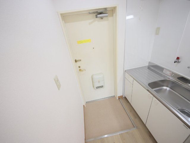 諏訪東生駒ビルの玄関