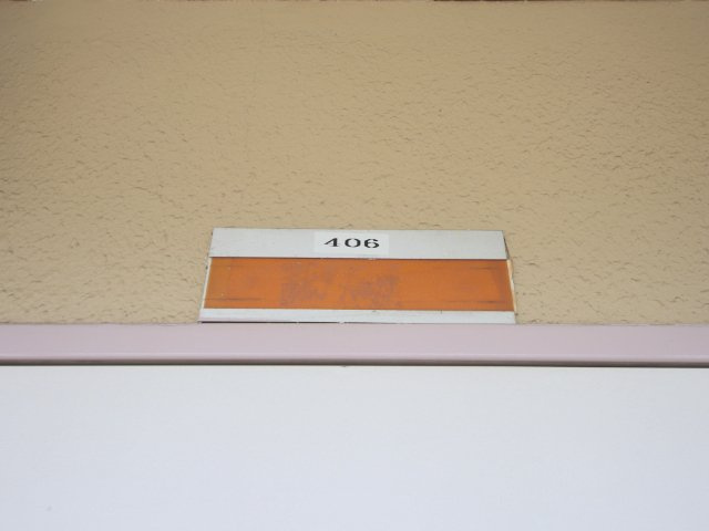 諏訪東生駒ビルの玄関