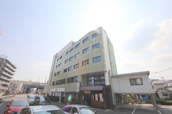 諏訪東生駒ビルのエントランス