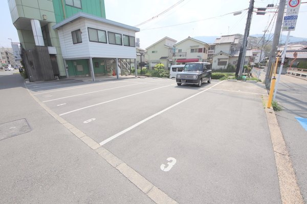 諏訪東生駒ビルの駐車場