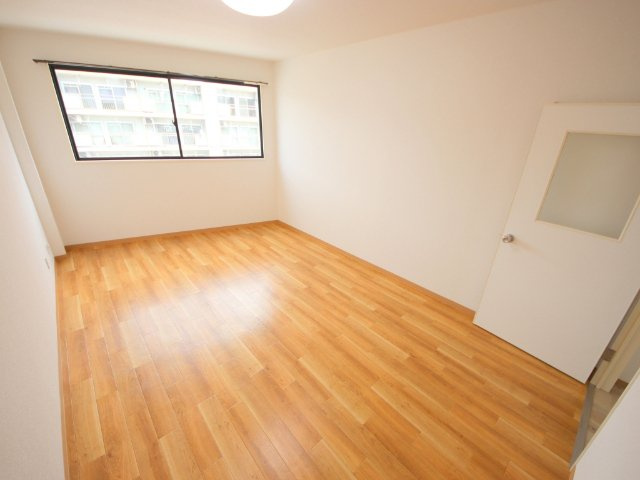 諏訪東生駒ビルの居間・リビング