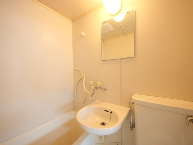 諏訪東生駒ビルの洗面所