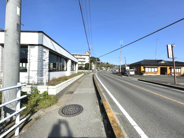 【前面道路含む現地写真】 | 鹿沼市貝島町_事業用物件 | 【接面道路】南西側の接道　※左側が物件です