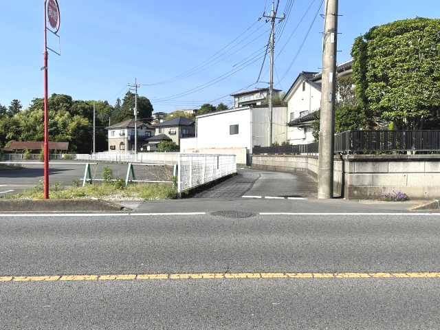 【前面道路含む現地写真】 | 鹿沼市貝島町_事業用物件 | 【接面道路】東側の接道　※左側が物件です