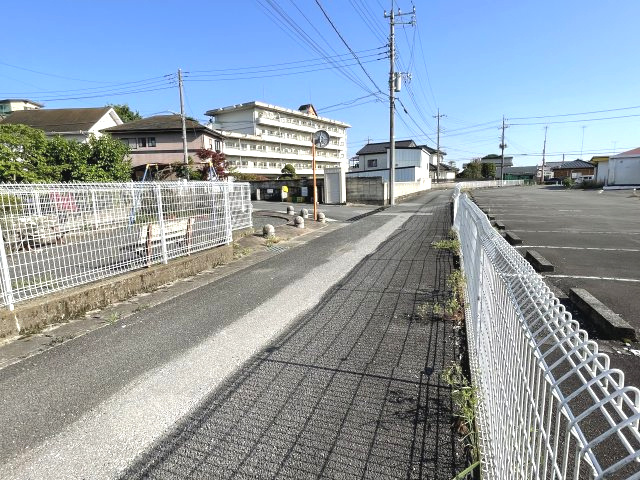 鹿沼市貝島町_事業用物件の前面道路含む現地写真|【接面道路】東側の接道/幅員約4ｍ　※右側が物件です。