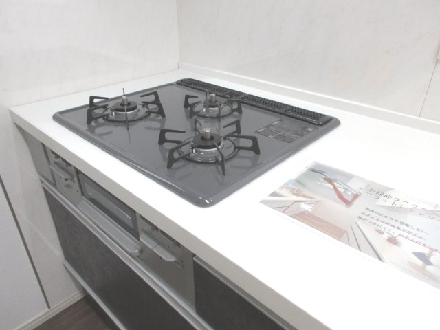 昭島市中神町２丁目　未入居住宅のキッチン|三口ガスコンロ