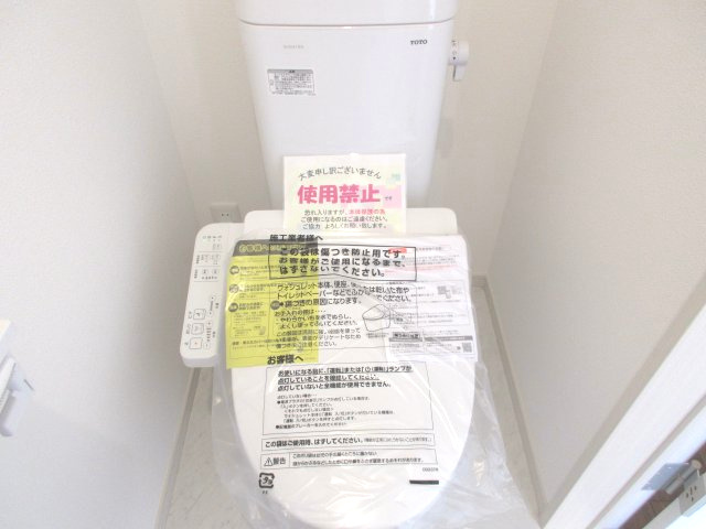 昭島市中神町２丁目　未入居住宅のトイレ|1階トイレには快適な温水洗浄便座付