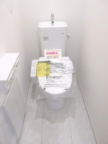 昭島市中神町２丁目　未入居住宅のトイレ|2階トイレには快適な温水洗浄便座付