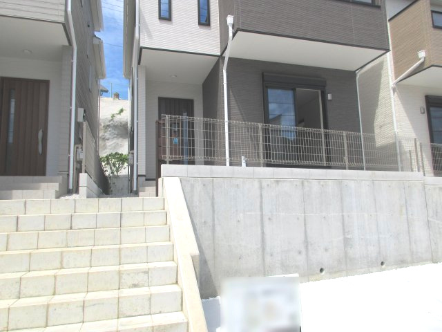 昭島市中神町２丁目　未入居住宅の外観|南側に面した高台の邸宅｡日当たり良好。