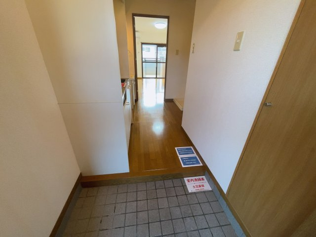 シャトル　ピーチの玄関|別部屋反転間取りのお写真となります。