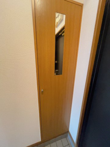 シャトル　ピーチの玄関|別部屋反転間取りのお写真となります。