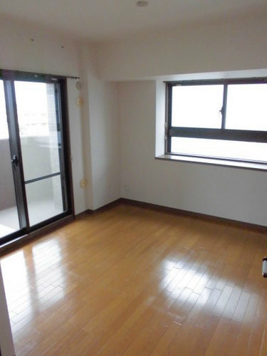 ライオンズガーデン植田中央の洋室