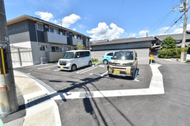 サンメゾン寿々の駐車場