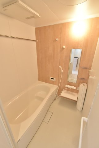 サンメゾン寿々の浴室|1坪サイズの広々浴室。浴室乾燥機完備で雨の日の洗濯も安心
