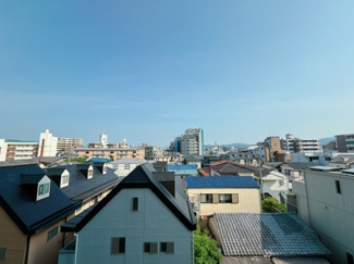 【展望】 | お隣り同士の距離が充分にあるので、雨の日でもお部屋が暗くなりづらいです。