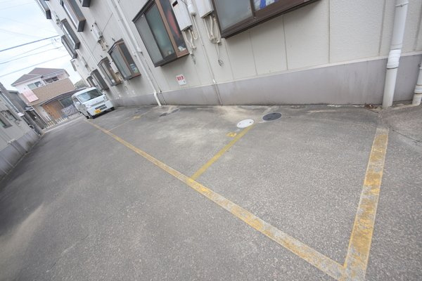 ハイタウンB棟の駐車場