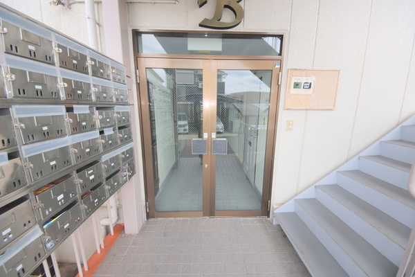 ハイタウンB棟のエントランス