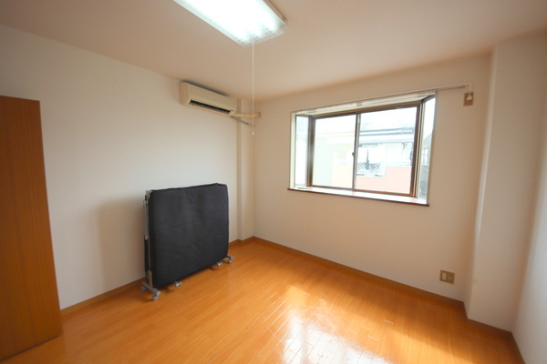 ハイタウンB棟の居間・リビング