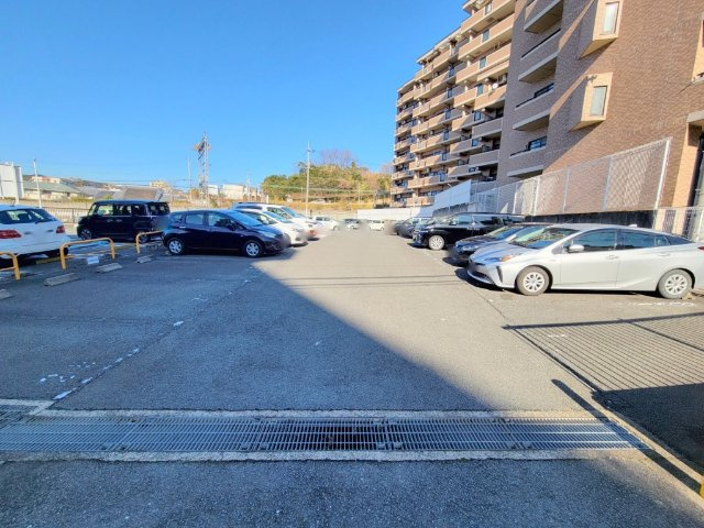 リッチヒル富雄の駐車場