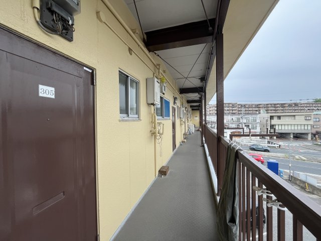 東生駒マンションのエントランス
