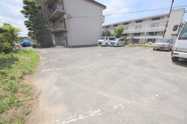 生駒市壱分町の賃貸マンションの駐車場