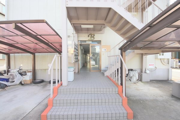 ハイタウンA棟のエントランス