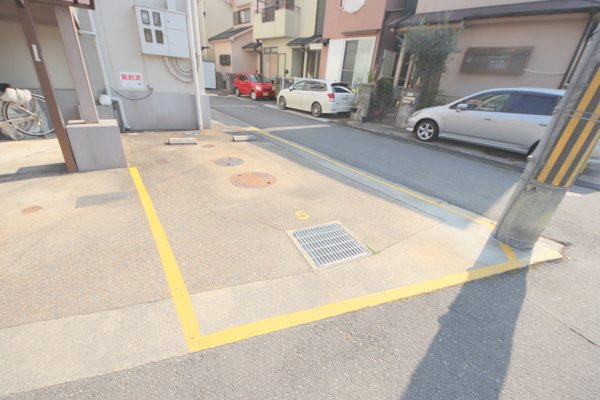 ハイタウンA棟の駐車場