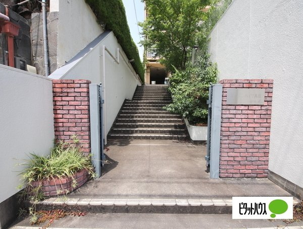 ガーデンハイツ高川のエントランス