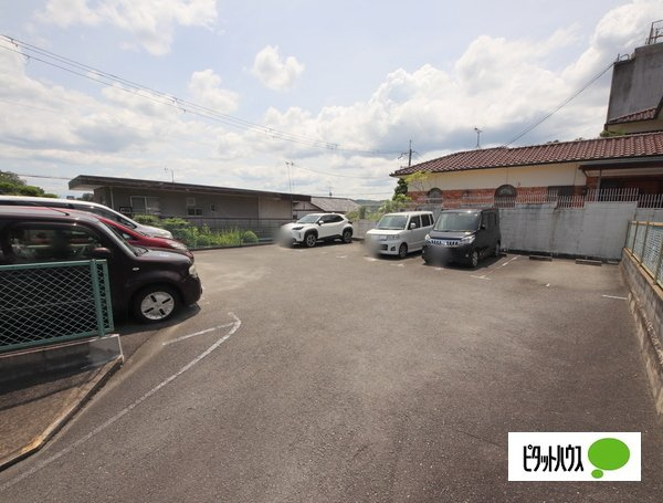 ガーデンハイツ高川の駐車場