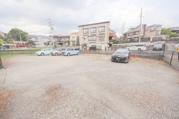 ビヨンドエミネンスA棟の駐車場