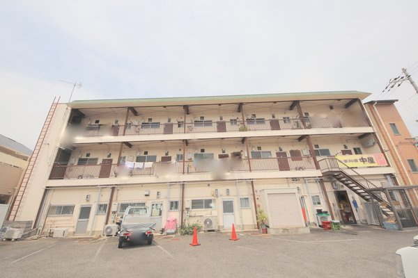 東生駒マンションのエントランス
