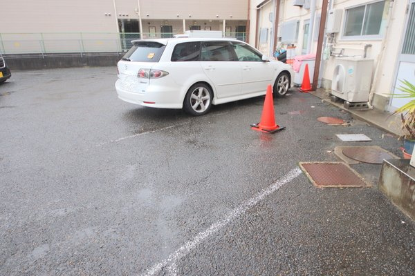 東生駒マンションの駐車場