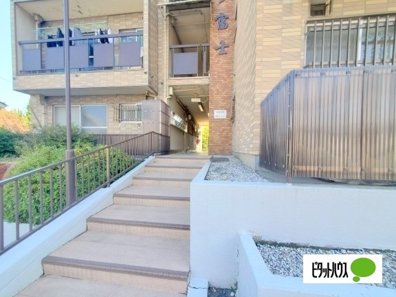 生駒市本町の賃貸マンションのエントランス