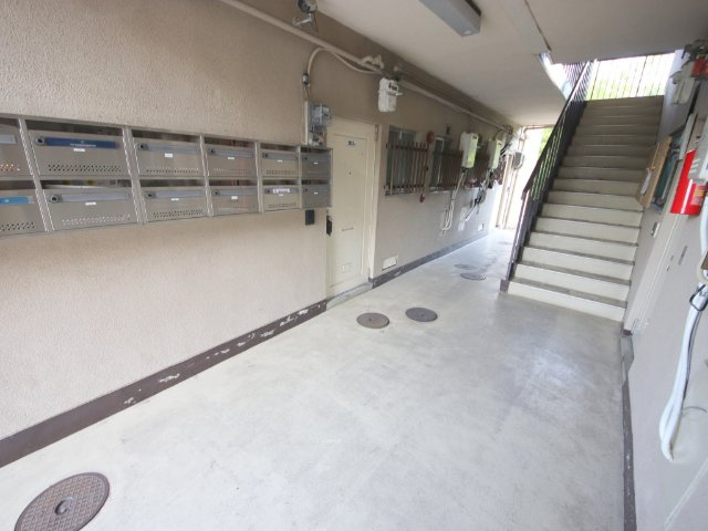 生駒市本町の賃貸マンションのエントランス