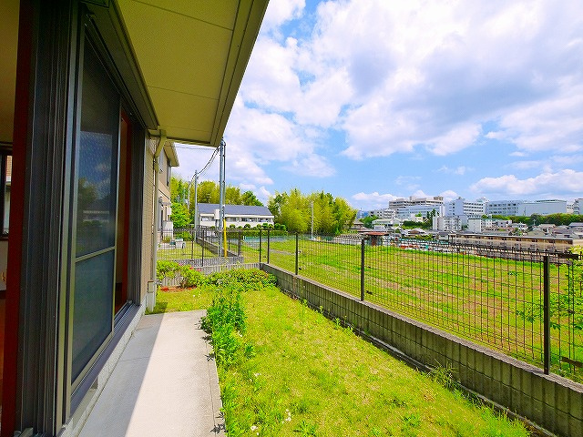 昴の郷学園前の庭|お庭で自由な時間を過ごせます