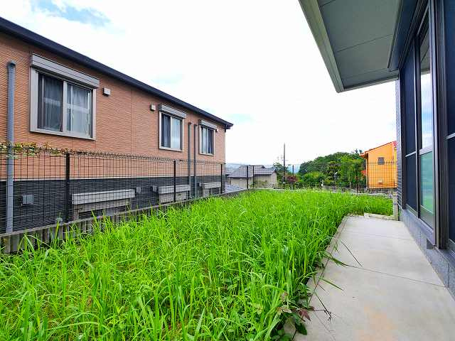 昴の郷学園前の庭