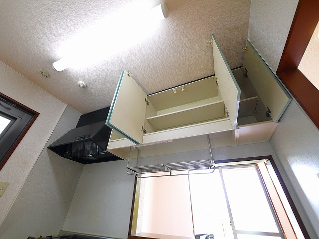 昴の郷学園前のキッチン|キッチン上の棚です