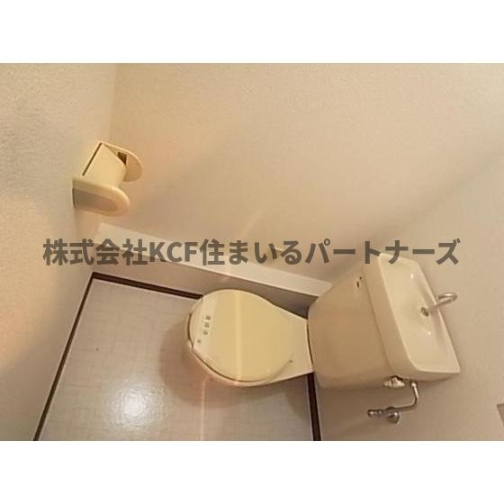 赤司アパートのトイレ|落ち着いた色調のトイレです