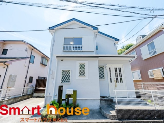 藤沢市西俣野の外観|流行に左右されず、将来にわたって価値が継続する「上質」な佇まい。おしゃれな雰囲気や自然の潤い、親しみやすさといった暮らしを豊かにしてくれる住空間です。
