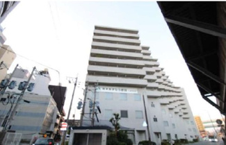 【外観】 | 博多駅まで徒歩5分の好立地。通勤通学に便利なのはもちろん、商業施設が充実しているエリアなので毎日のお買い物もストレスがなくなりますね