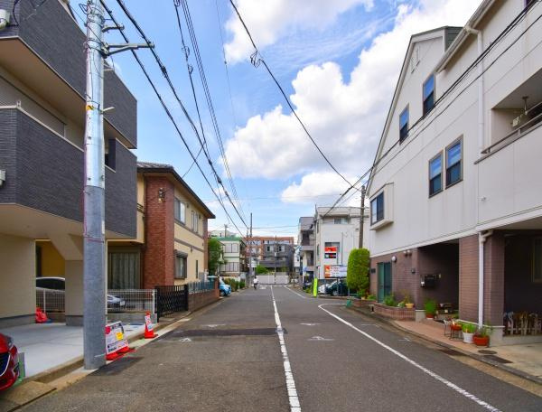 横浜市神奈川区西大口の新築一戸建の前面道路含む現地写真|是非一度、現地へお越しください。 
ご自宅までの送迎もいたします