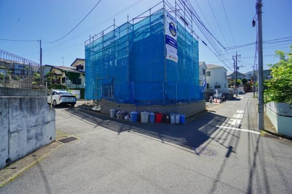 横浜市旭区万騎が原の新築一戸建の前面道路含む現地写真|陽当りの良さ、住環境を現地にてご確認下さい！
周辺環境も合わせてご案内させて頂きます！