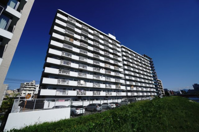 【外観】 | 【上質リノベ】リバーサイドネオ舟入 | 【資料には掲載していない情報】
物件の陽当りや通風・仕様設備やお部屋の大きさの比較、
近隣・周辺環境や街並みなど、資料には掲載していない情報が
現地にはたくさんあります。是非ご確認ください。